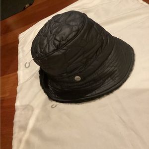 NWOT UGG BLACK SILVER BUTTON SIGNATURE QUILTED FUR INNER BRIM WINTER BUCKET HAT